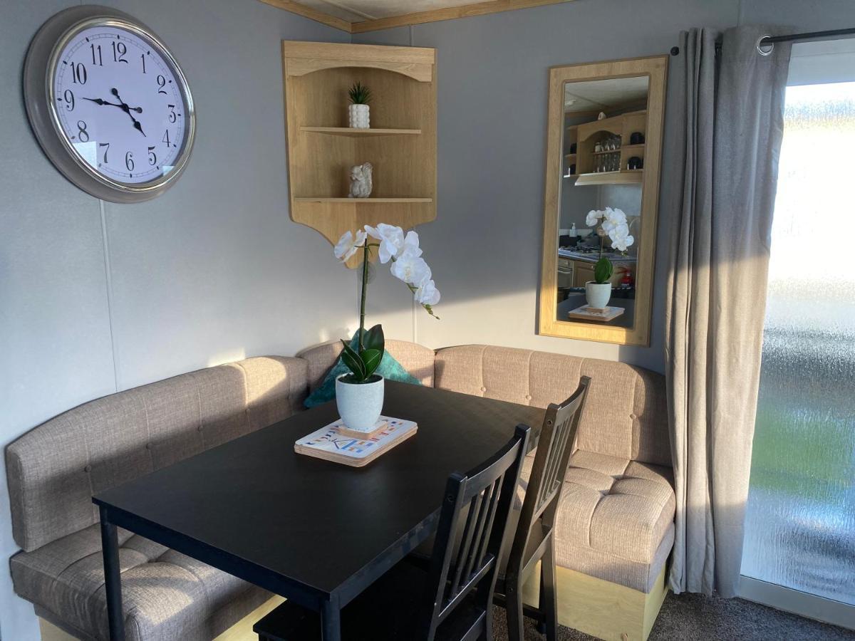 Seaview 190 - Ingoldmells - Pet Friendly, Wifi, Bed Linen - Close To Beach And Fantasy Island - Meadow Lakes Caravan & Lodge Hire Екстер'єр фото
